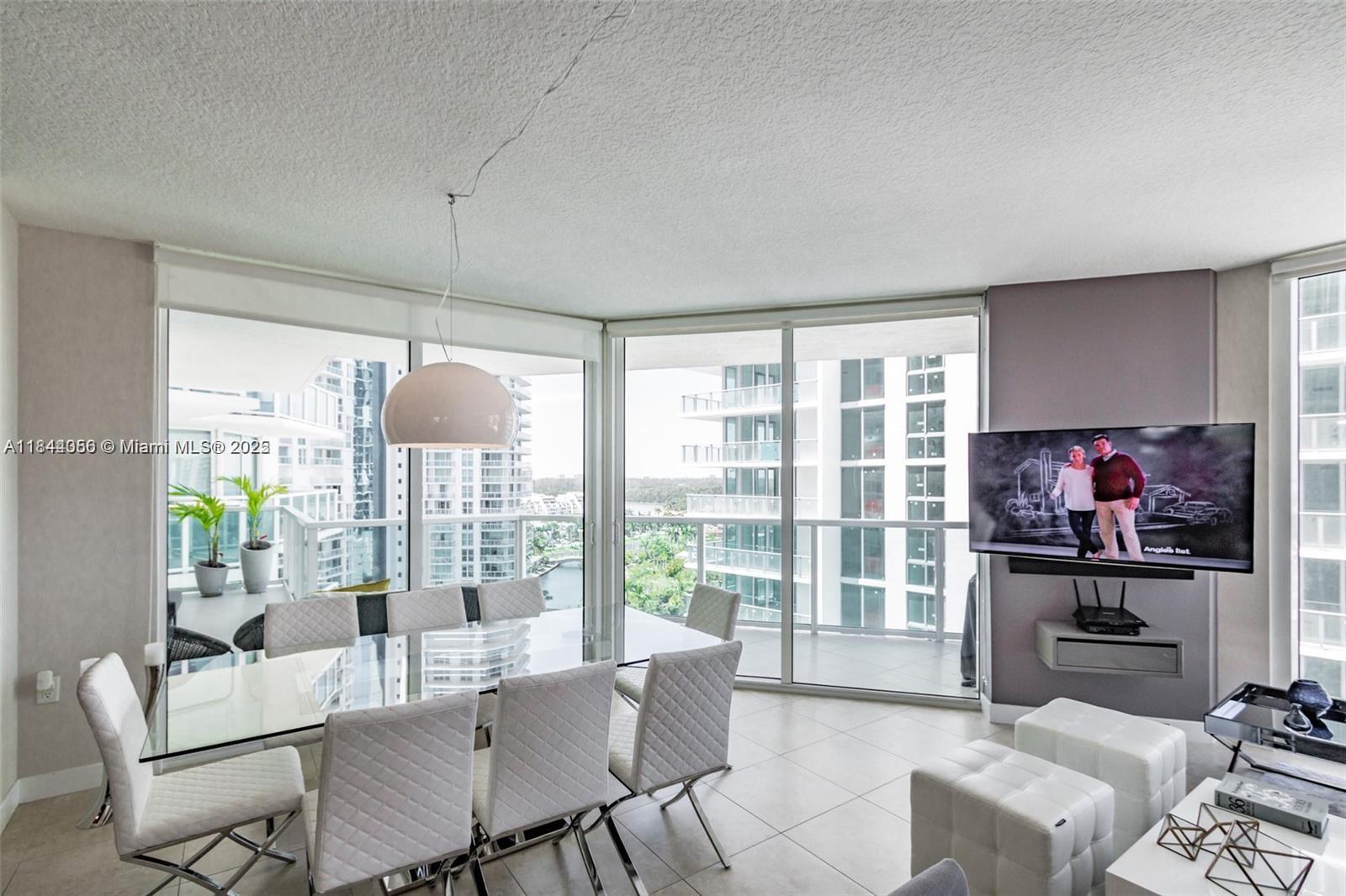 ST TROPEZ ON THE BAY III - Residential