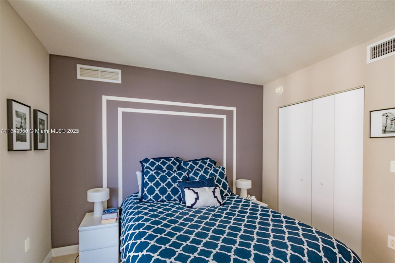 ST TROPEZ ON THE BAY III - Residential