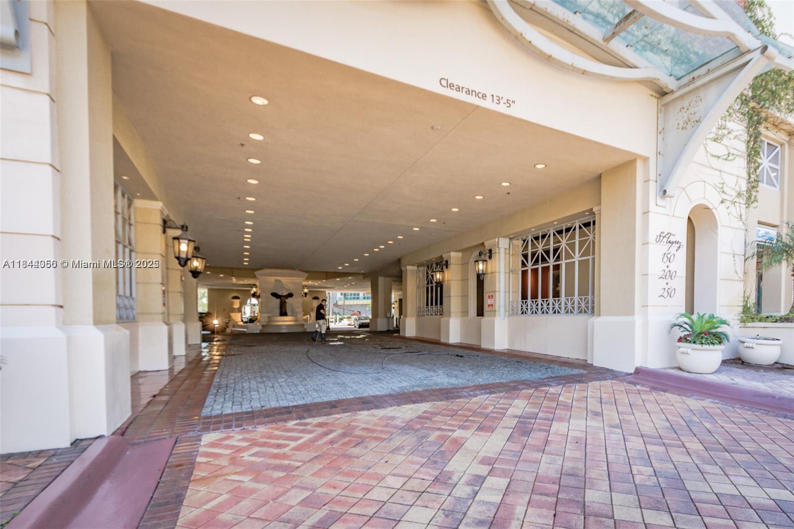 ST TROPEZ ON THE BAY III - Residential