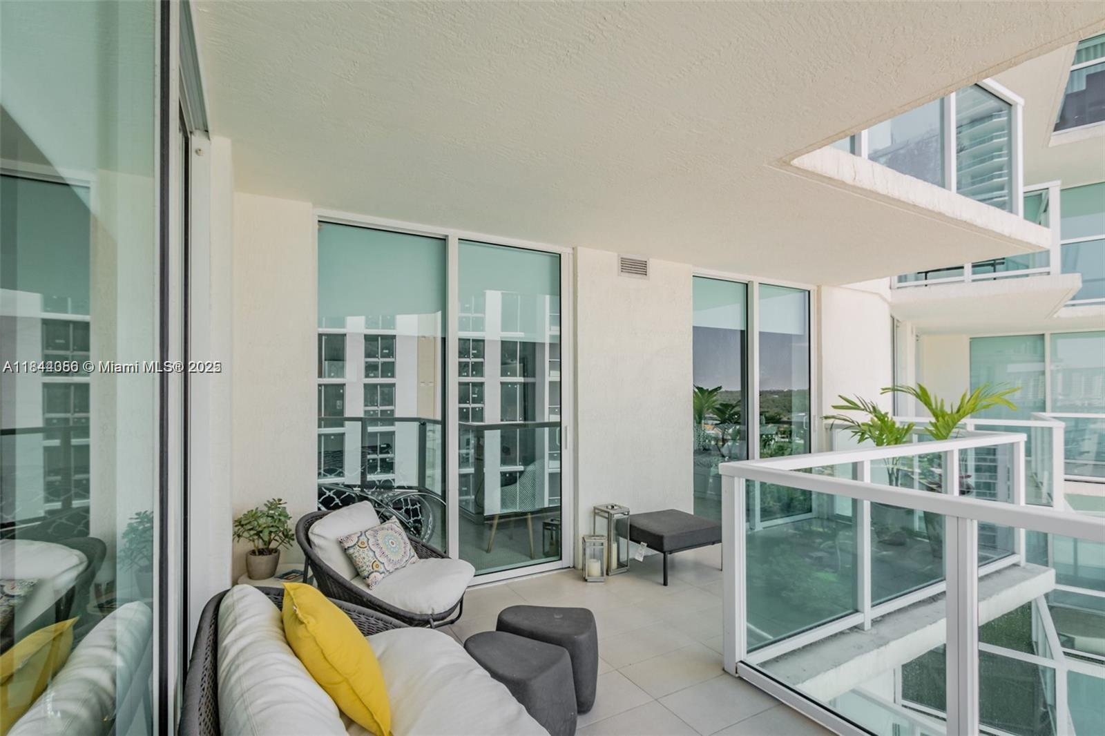 ST TROPEZ ON THE BAY III - Residential