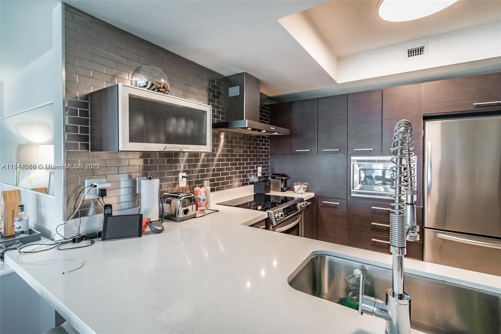 ST TROPEZ ON THE BAY III - Residential