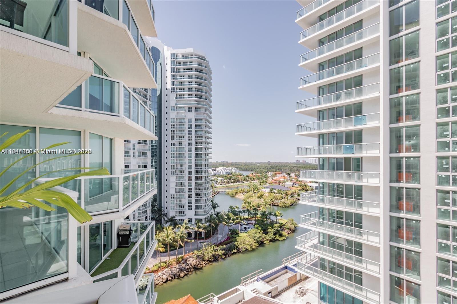 ST TROPEZ ON THE BAY III - Residential