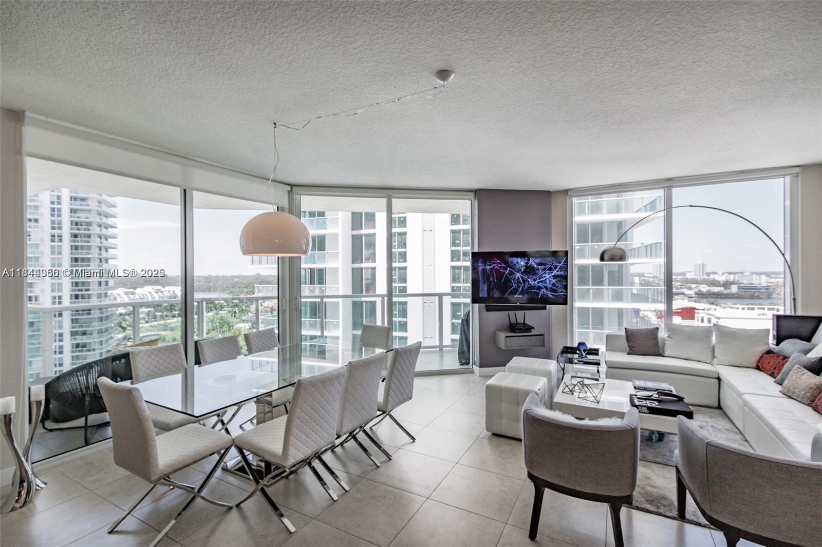 ST TROPEZ ON THE BAY III - Residential