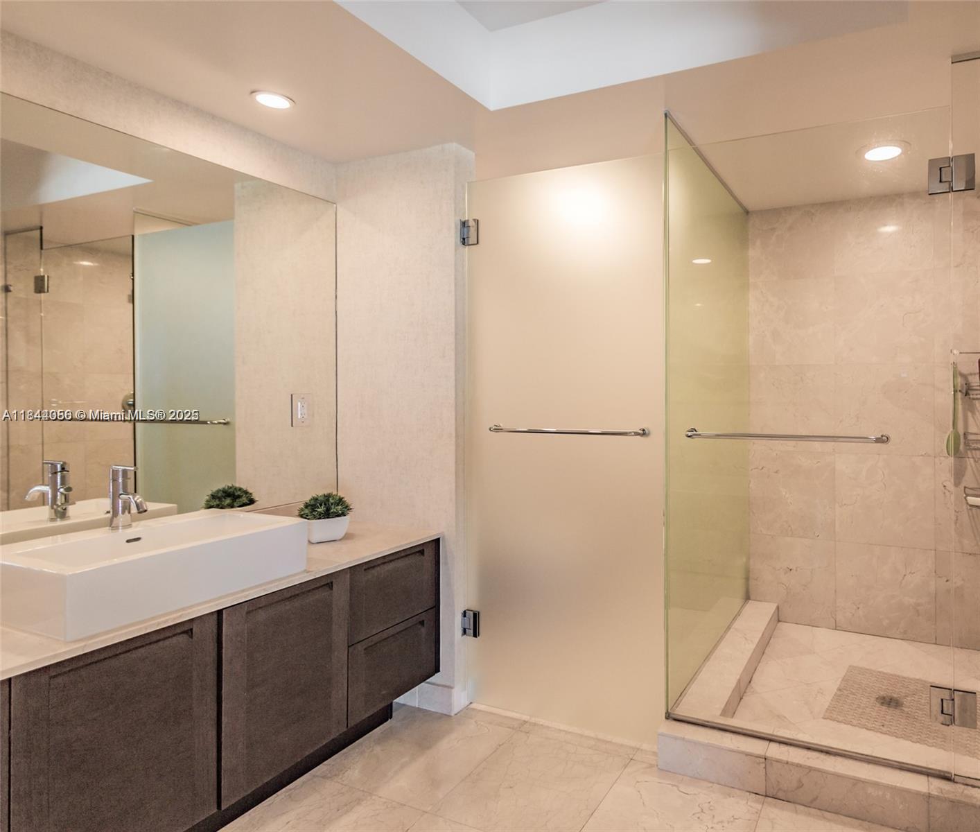 ST TROPEZ ON THE BAY III - Residential