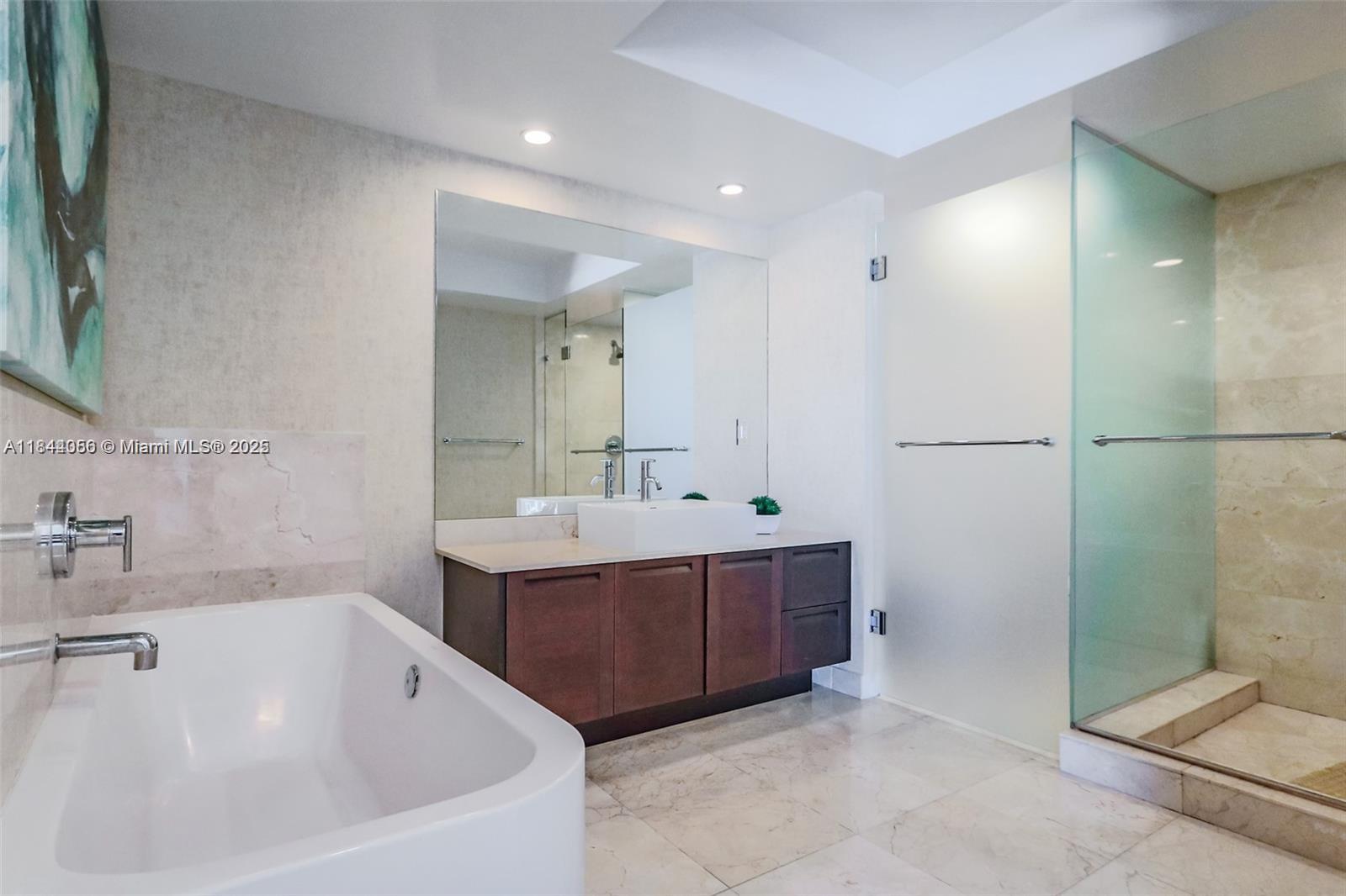 ST TROPEZ ON THE BAY III - Residential