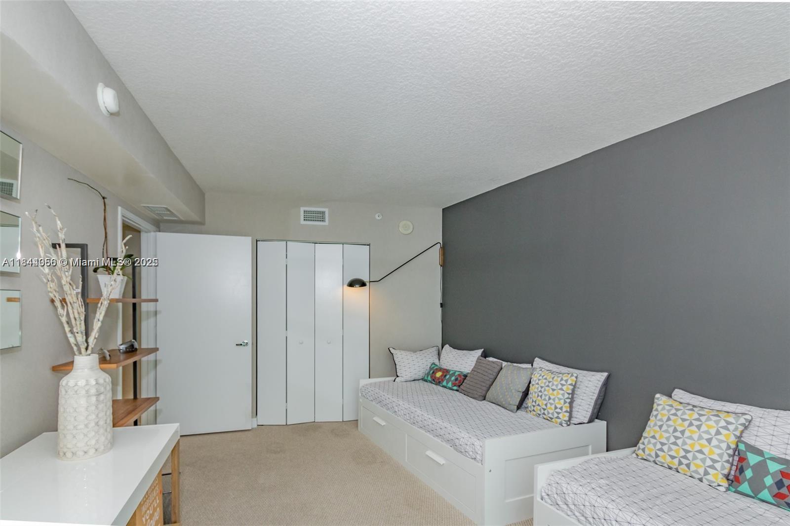 ST TROPEZ ON THE BAY III - Residential