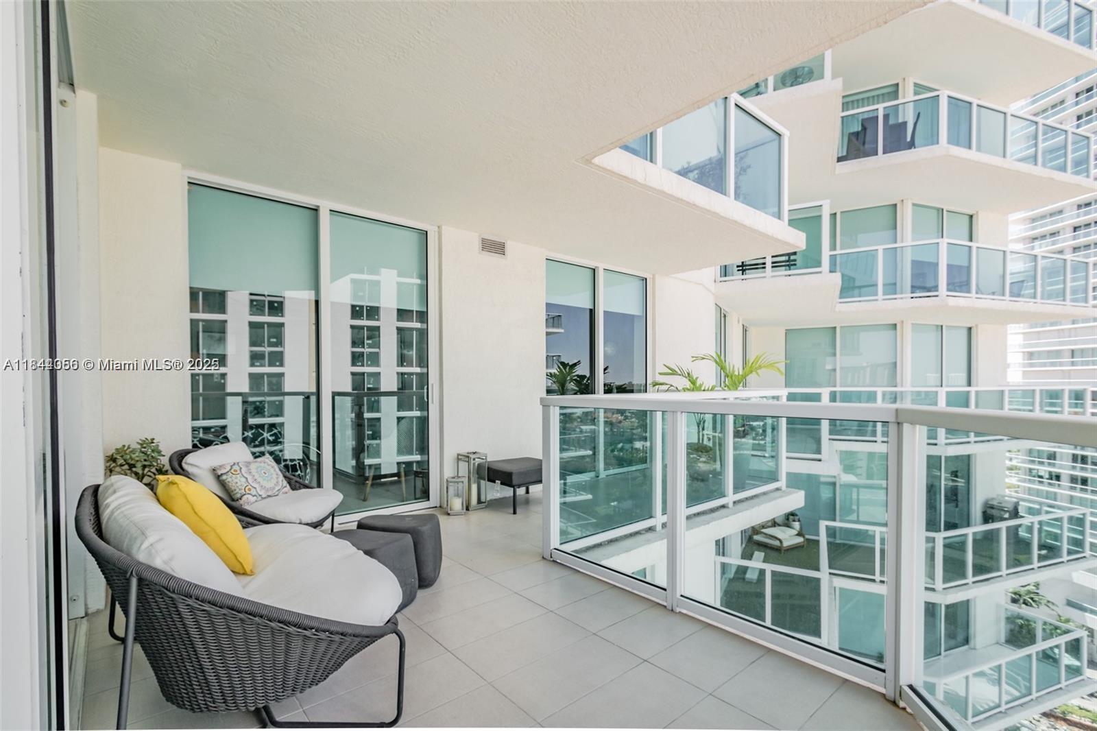 ST TROPEZ ON THE BAY III - Residential