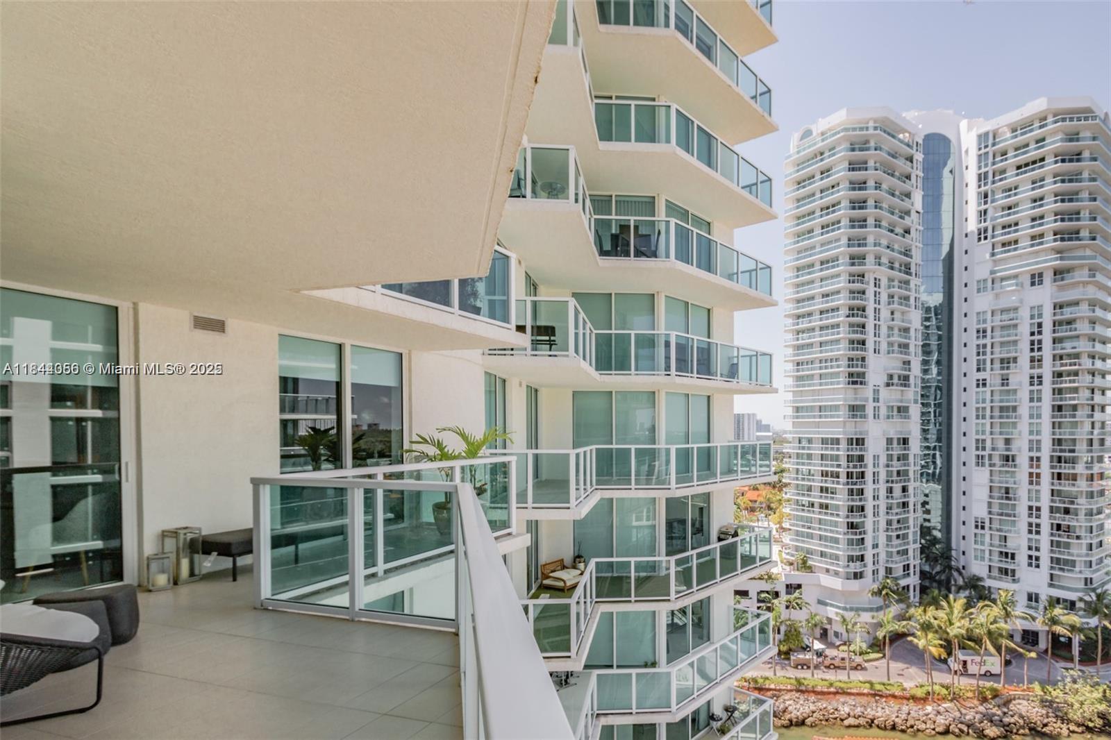 ST TROPEZ ON THE BAY III - Residential