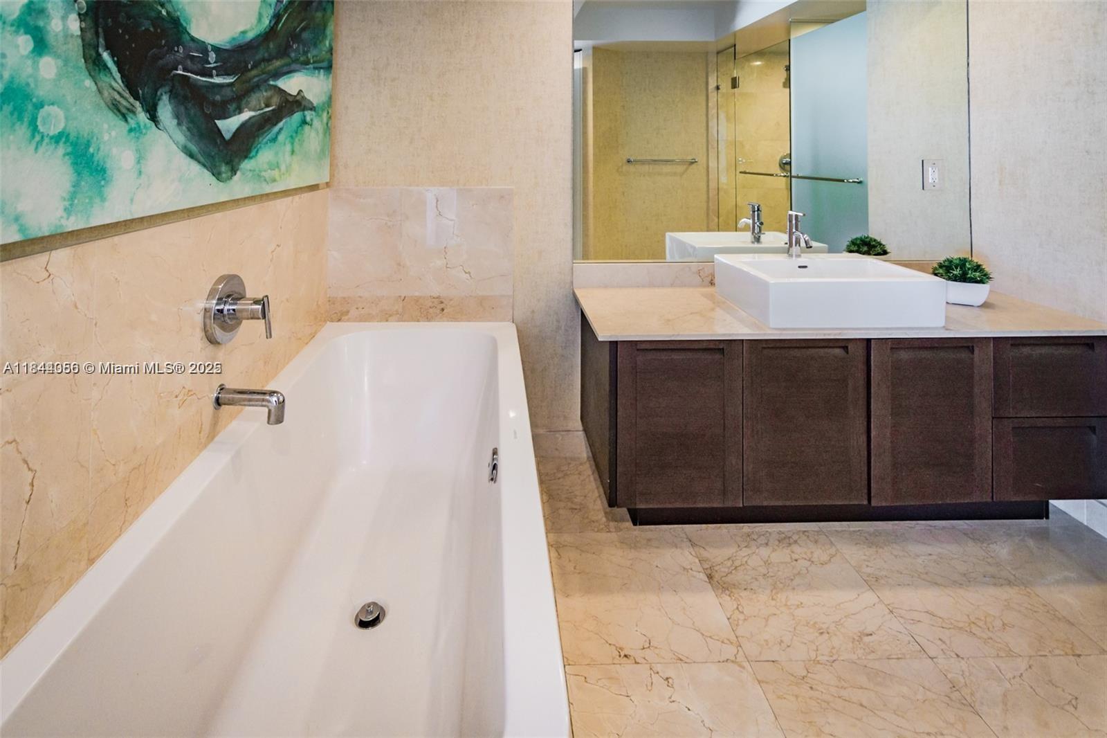 ST TROPEZ ON THE BAY III - Residential