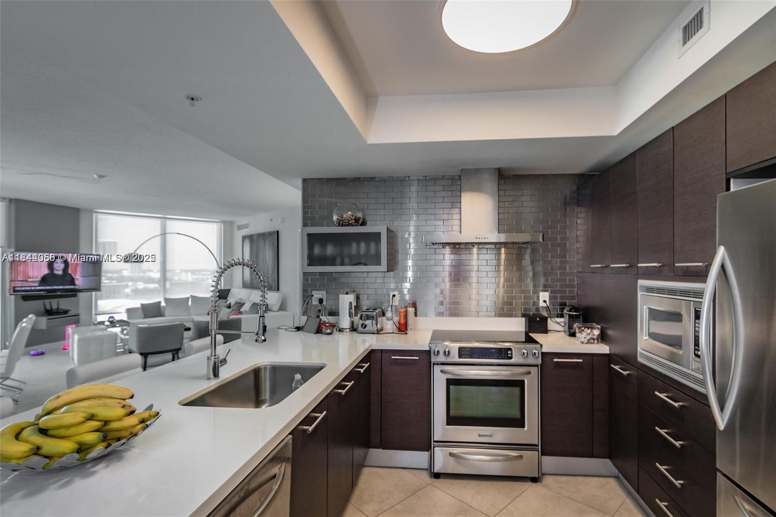 ST TROPEZ ON THE BAY III - Residential