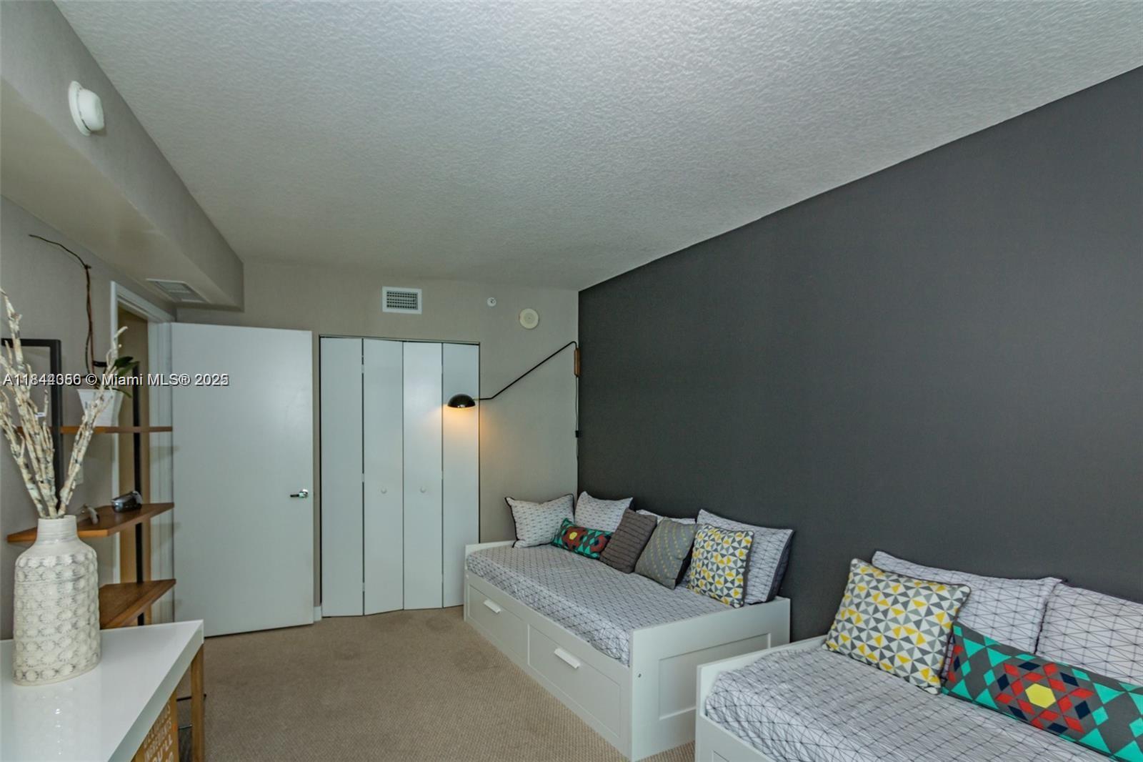 ST TROPEZ ON THE BAY III - Residential