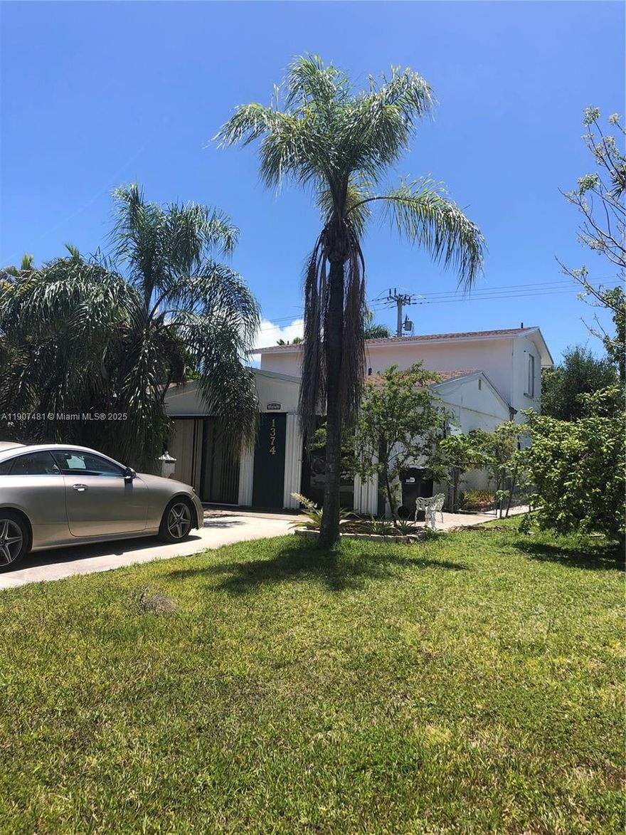 RARE STUDIO IN AMAZING AREA 30 SECONDS FROM AVENTURA NEAR THE BEACH AND CENTRALLY LOCATED BETWEEN FT. LAUDERDALE AND SOUTH BEACH. HI CEILINGS AND THIS LOW PRICE ALSO INCLUDED ELECTRIC, WATER, GARBAGE... EASY TO SHOW AND QUICK APPROVAL PROCESS.