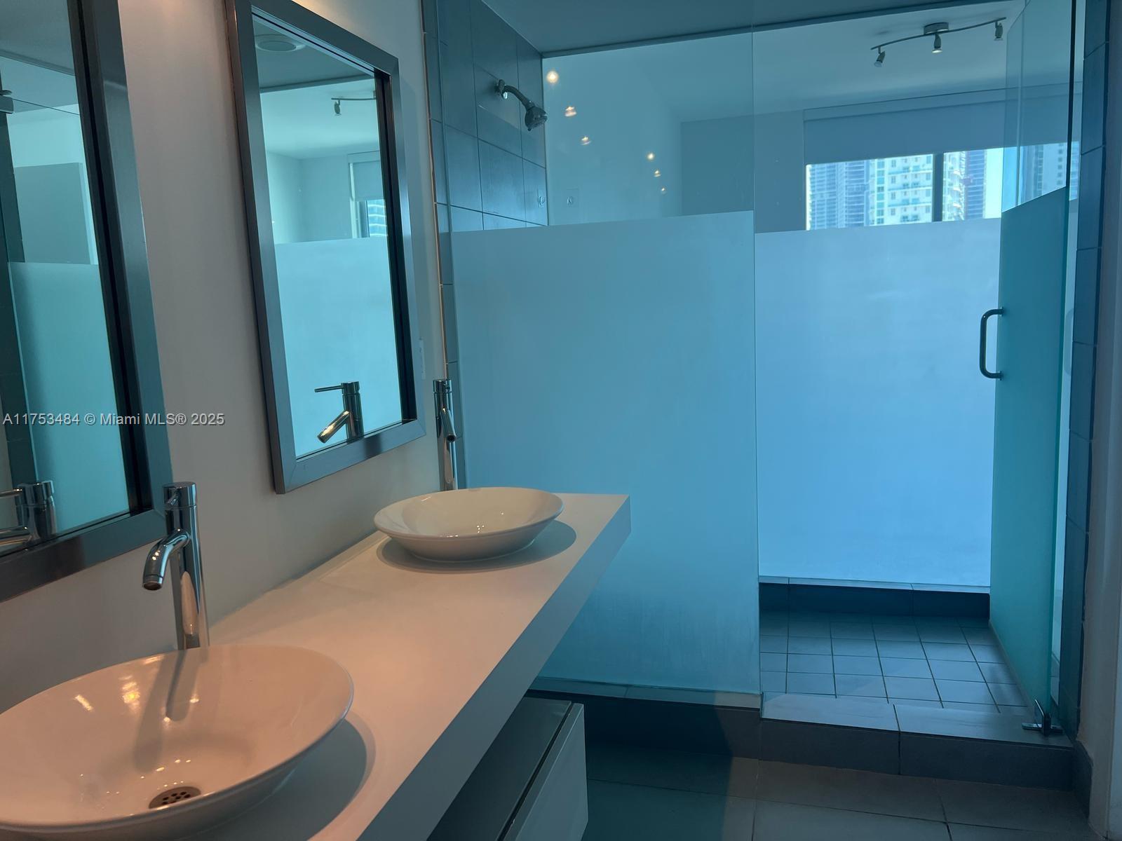 MINT CONDO - Residential