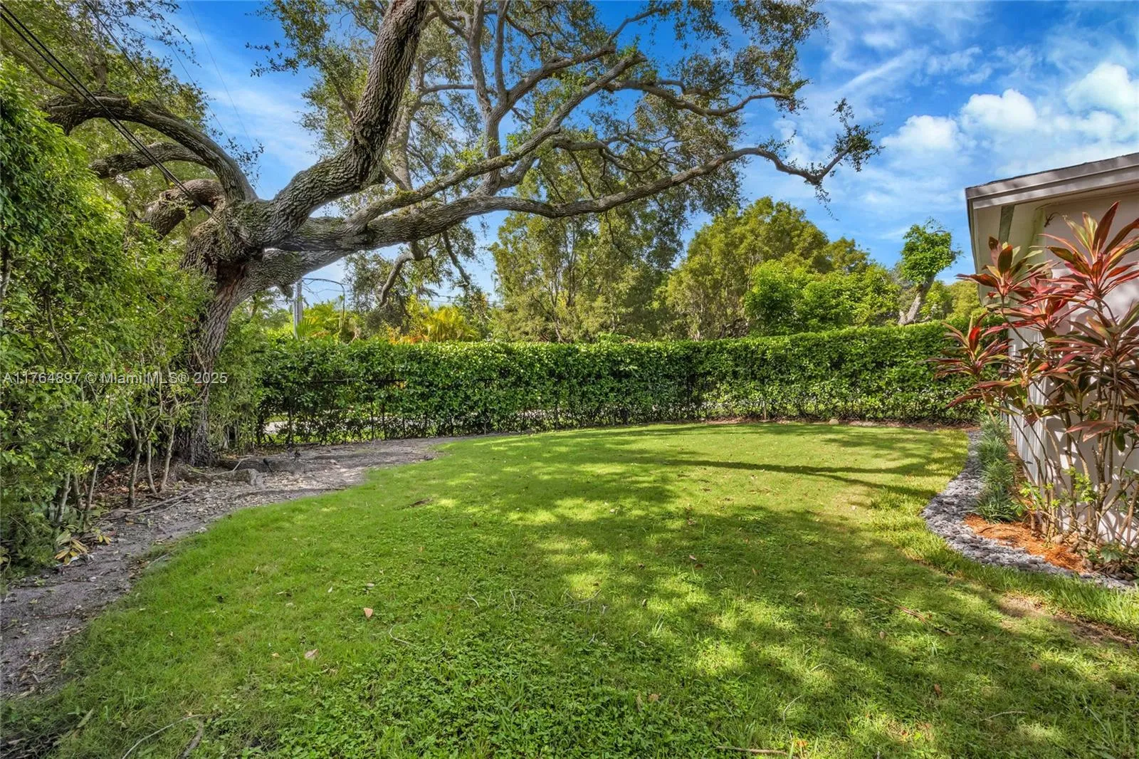 Miami, Florida 33143, United States, 3 Bedrooms Bedrooms, ,2 BathroomsBathrooms,Residential,Pending,88875