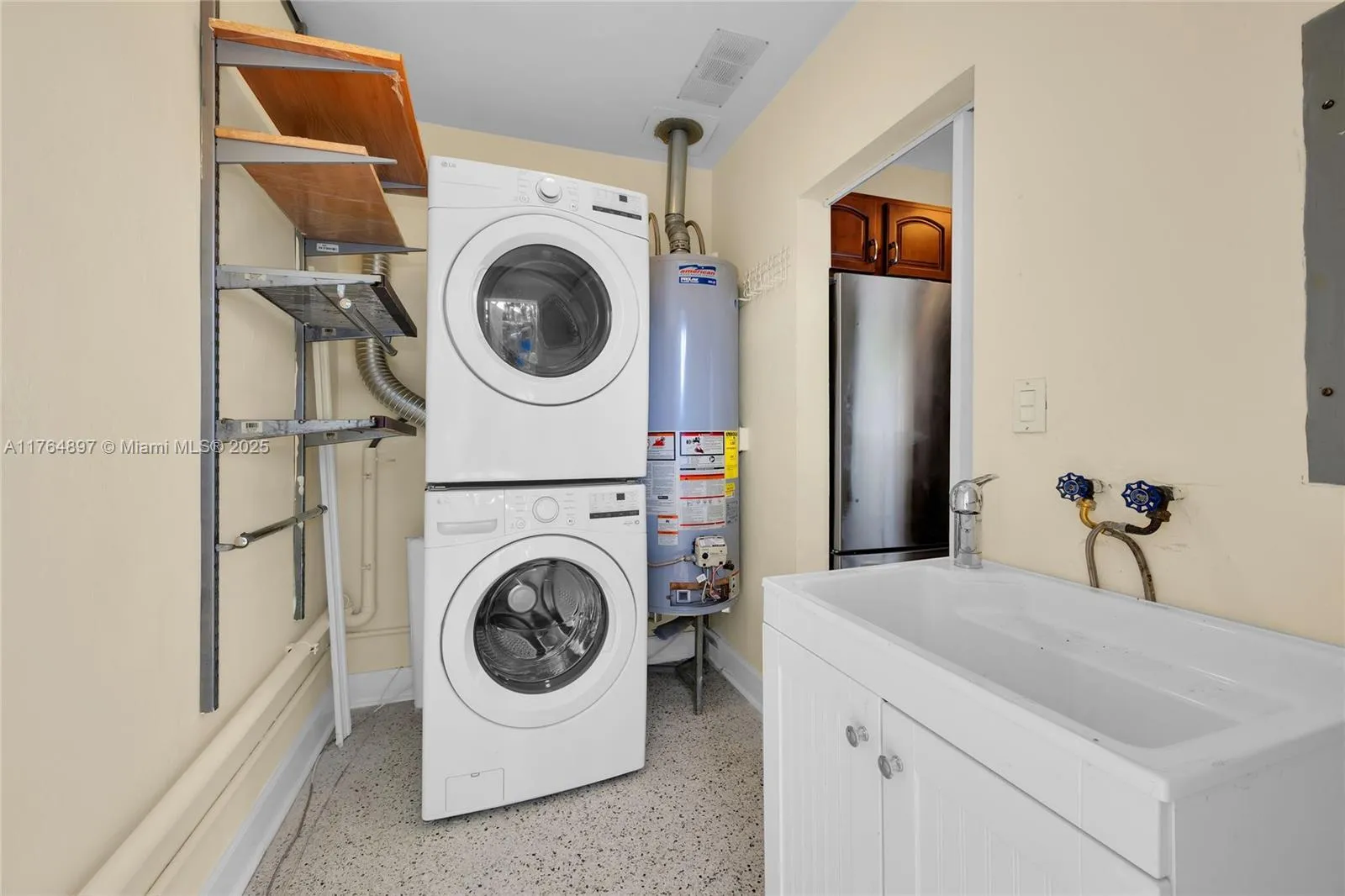 Miami, Florida 33143, United States, 3 Bedrooms Bedrooms, ,2 BathroomsBathrooms,Residential,Pending,88875