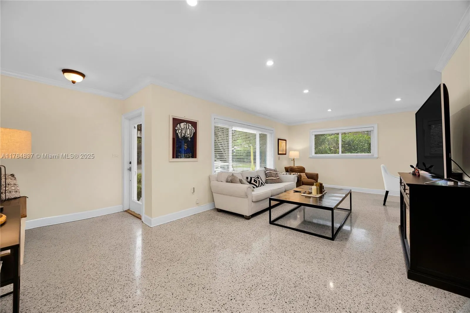 Miami, Florida 33143, United States, 3 Bedrooms Bedrooms, ,2 BathroomsBathrooms,Residential,Pending,88875