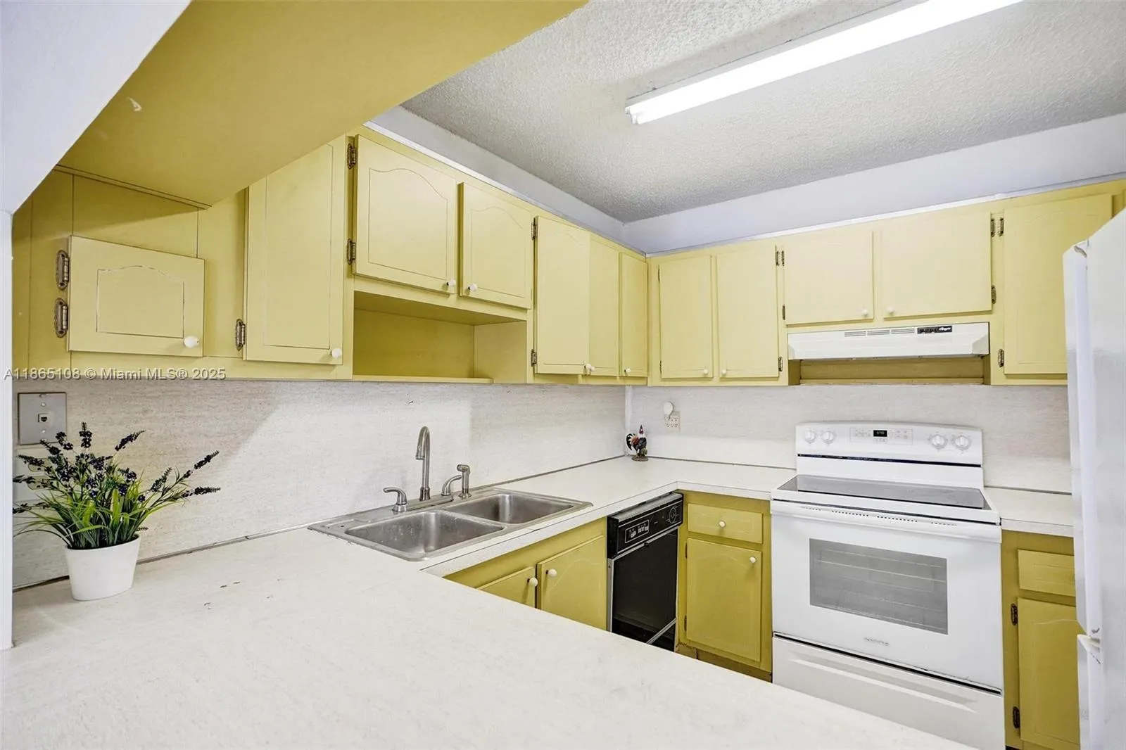 Hialeah, Florida 33014, United States, 1 Bedroom Bedrooms, ,2 BathroomsBathrooms,Residential,Active,197672