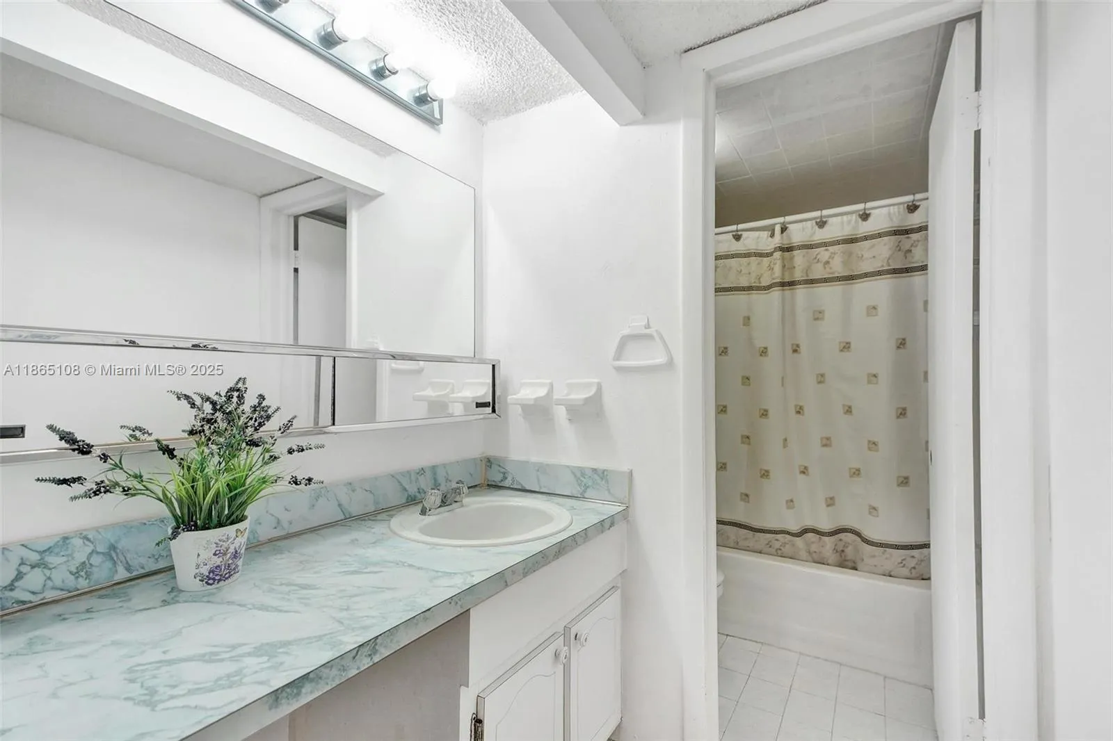 Hialeah, Florida 33014, United States, 1 Bedroom Bedrooms, ,2 BathroomsBathrooms,Residential,Active,197672