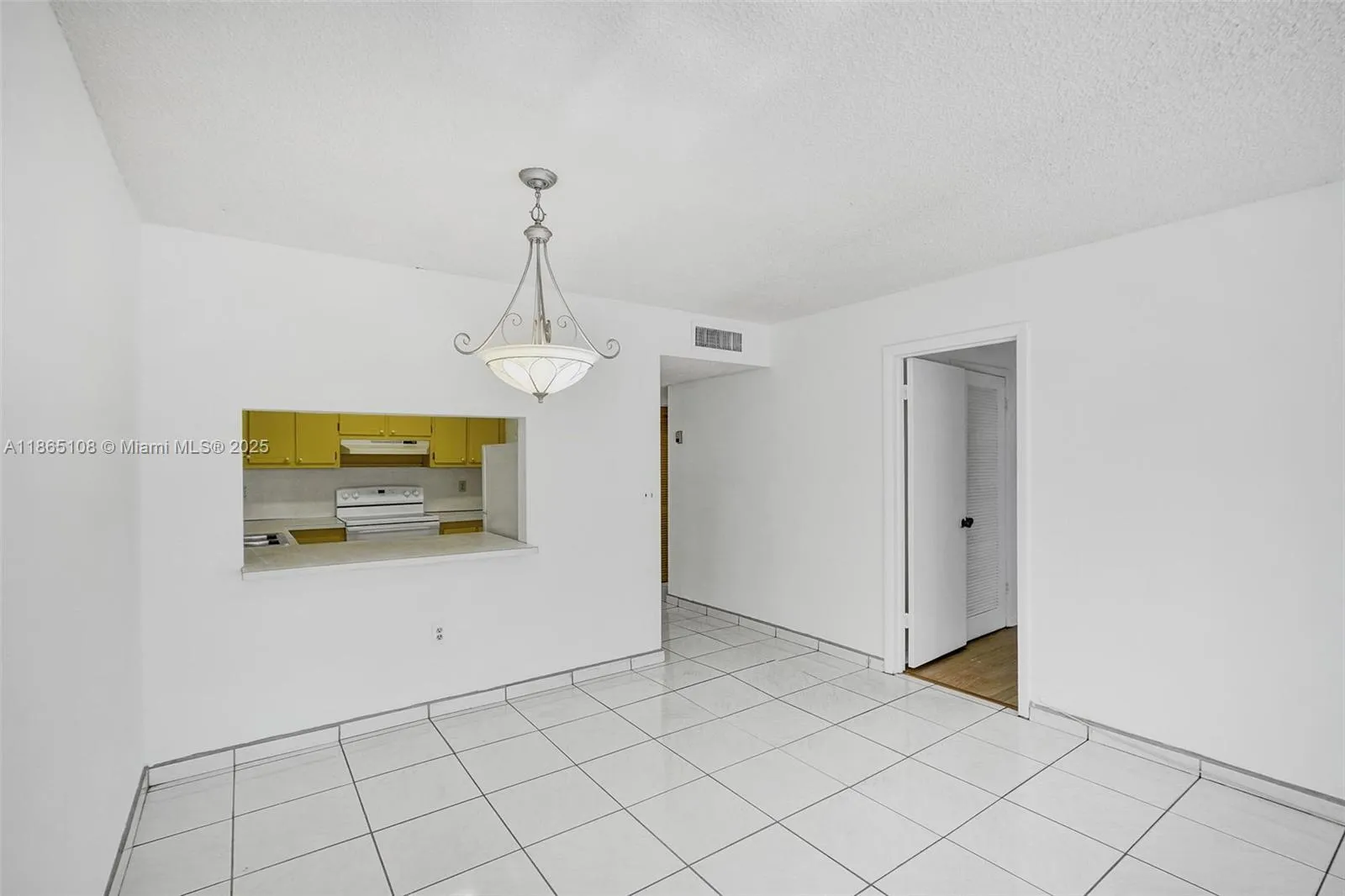 Hialeah, Florida 33014, United States, 1 Bedroom Bedrooms, ,2 BathroomsBathrooms,Residential,Active,197672