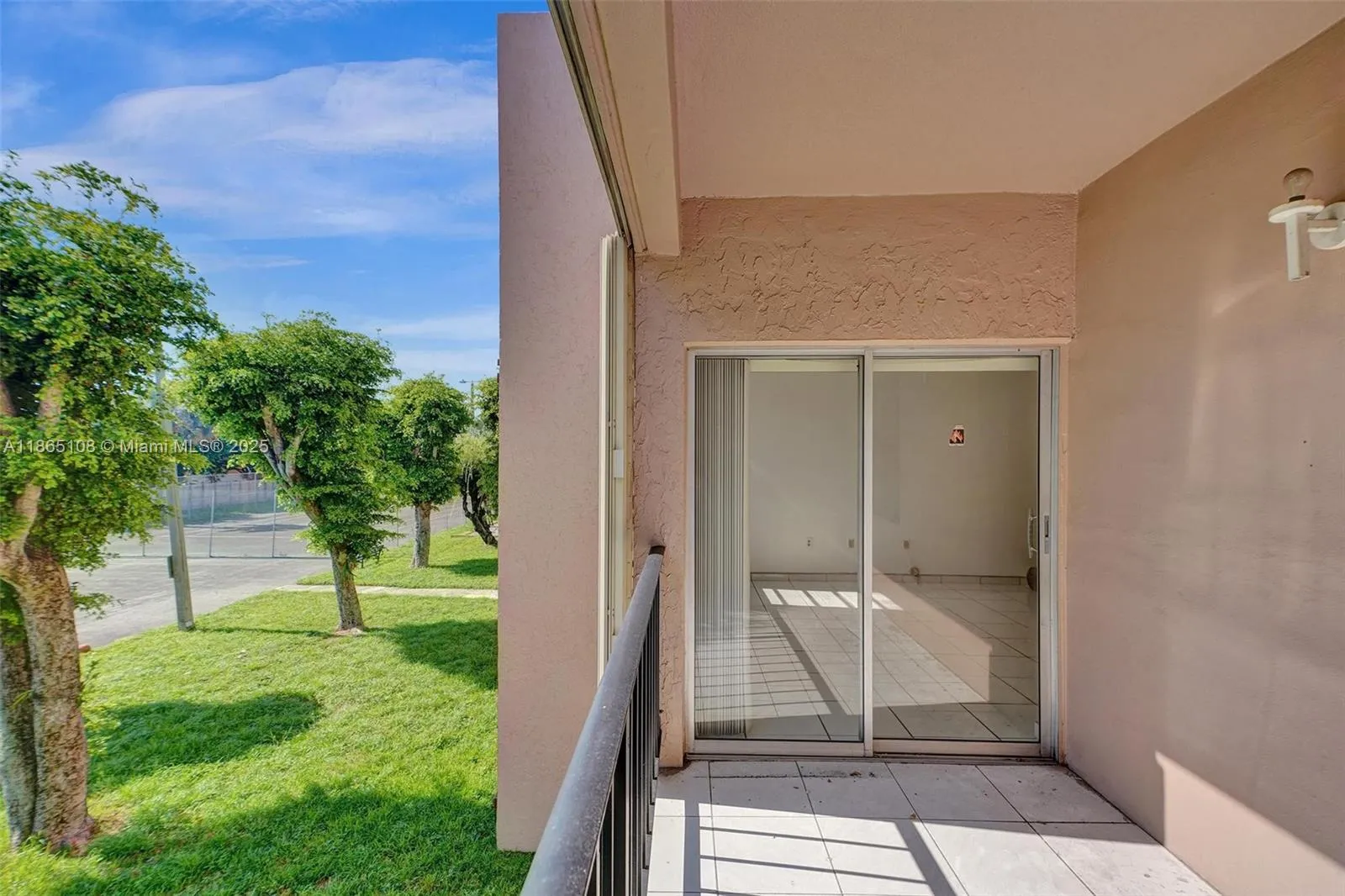 Hialeah, Florida 33014, United States, 1 Bedroom Bedrooms, ,2 BathroomsBathrooms,Residential,Active,197672