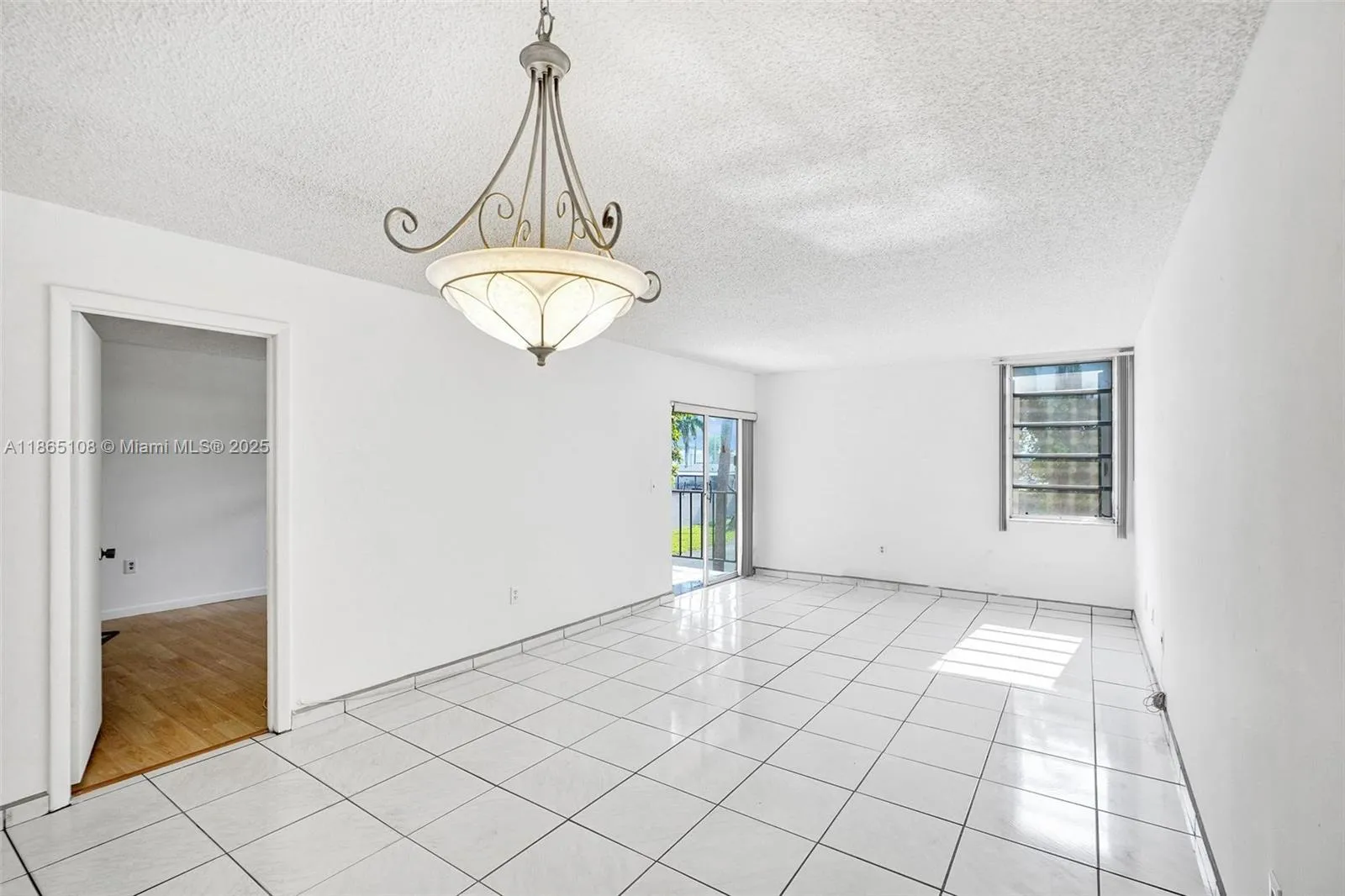 Hialeah, Florida 33014, United States, 1 Bedroom Bedrooms, ,2 BathroomsBathrooms,Residential,Active,197672