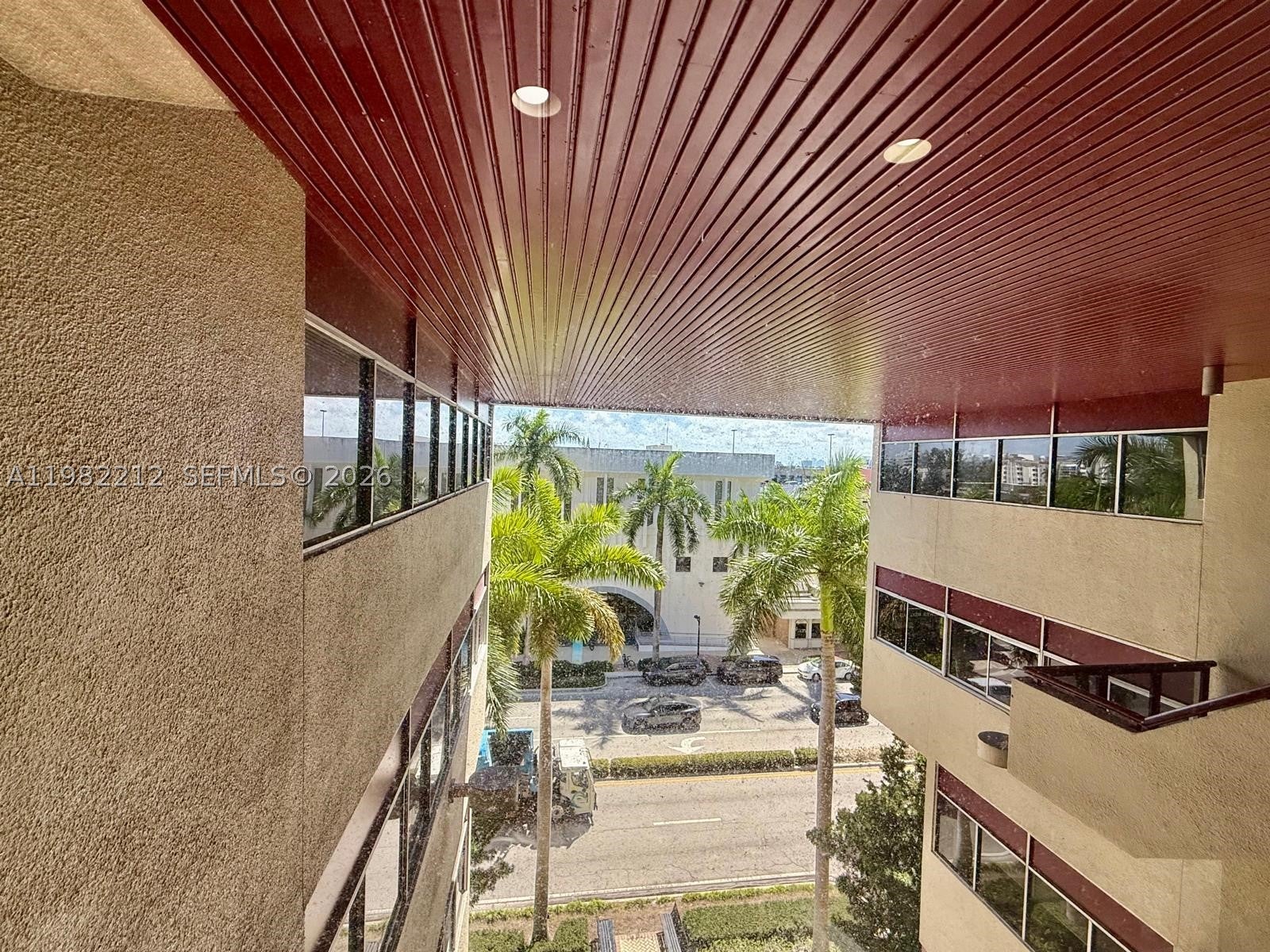 1111 N Kane Concourse 500