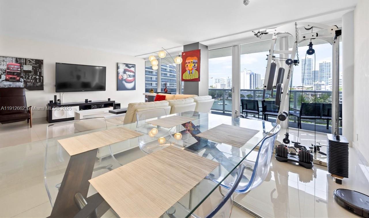 KING COLE CONDO - Residential