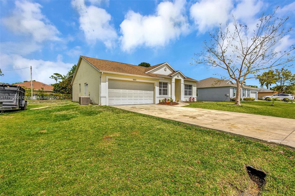 Photo of 665 NE Horizon Ln, Port St Lucie, FL 34983 (MLS # A11790005)