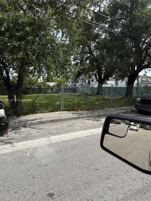 2600 NW 24th Ct Miami FL 33142