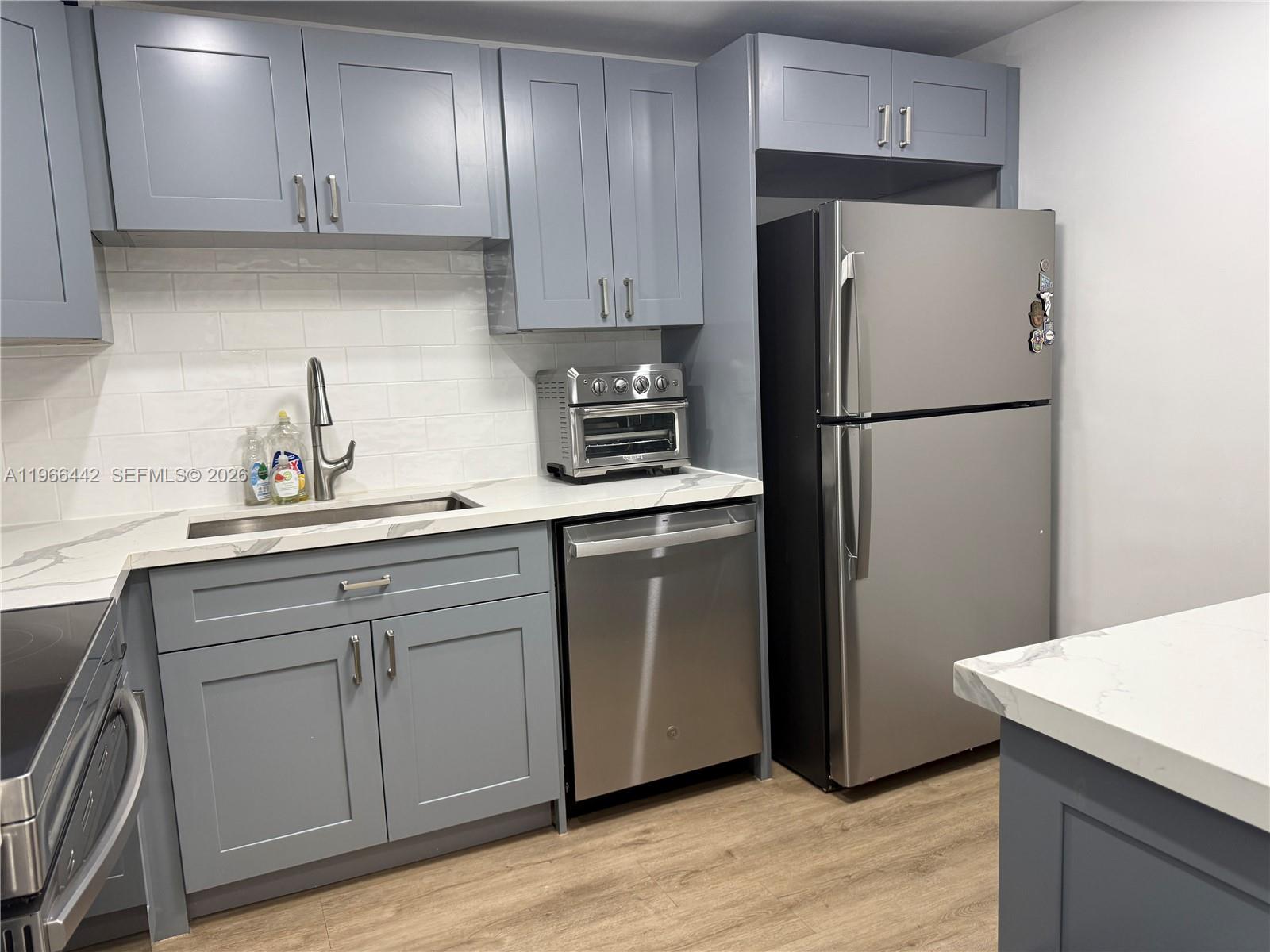 4301 Collins Ave 208