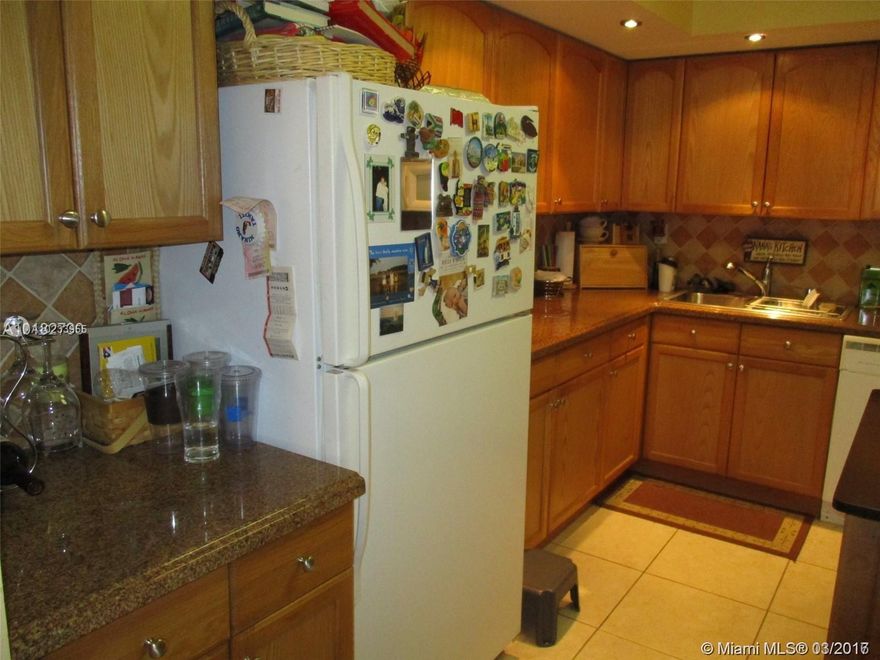 THIS UNIT IS A REAL CREAMPUFF. 2ND BEDROOM USED AS DEN/OFFICE. NO CLOSET.  VERY NICE VIEW FROM THIS UNIT.  IMMACULATE CONDITION.  PLEASE SUBMIT APPLICATION, CREDIT REPORT, AND PROOF OF INCOME.  ASSOCIATION REQUIRES MIN. CREDIT SCORE OF 620 AND WILL DO BACKGROUND CHECK.