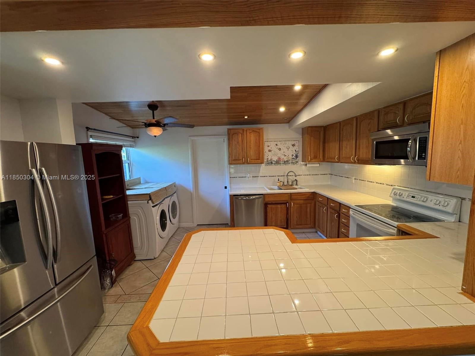 LARGO SOUND PARK - Residential Lease