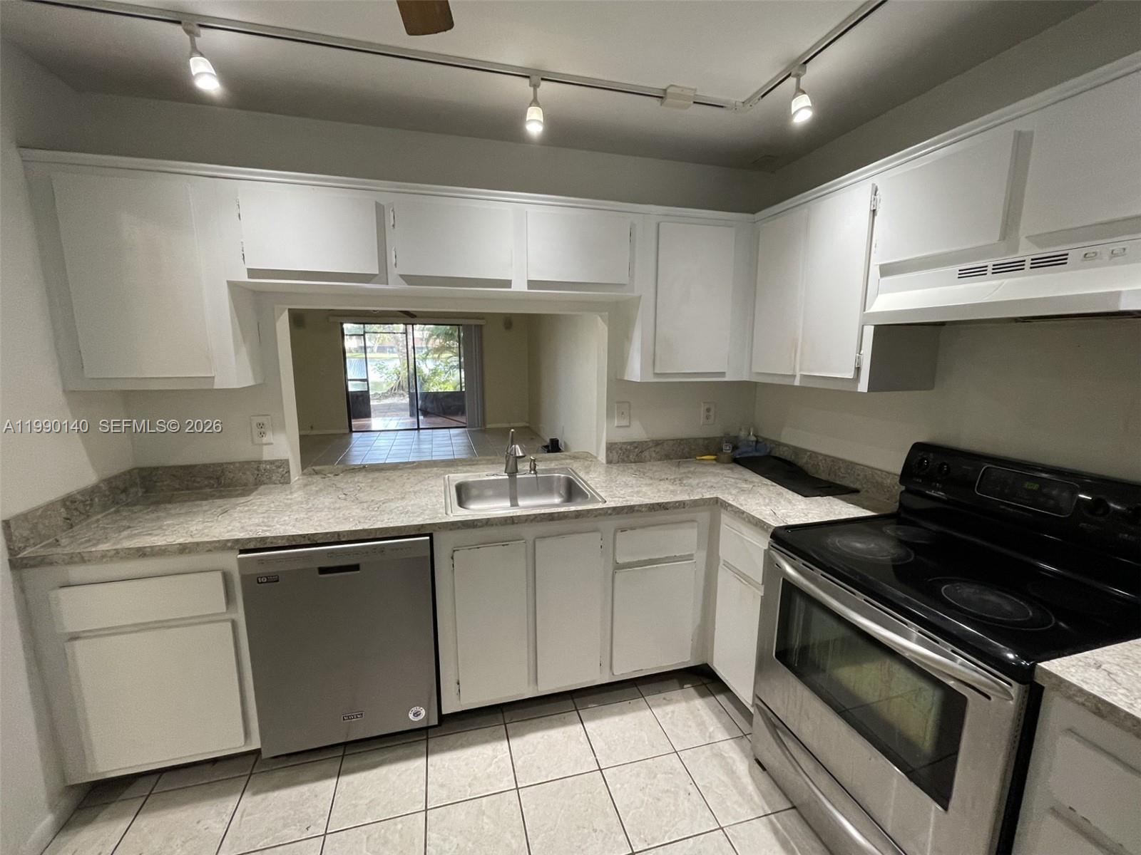 PEMBROKE POINTE SECTION T - Residential Lease