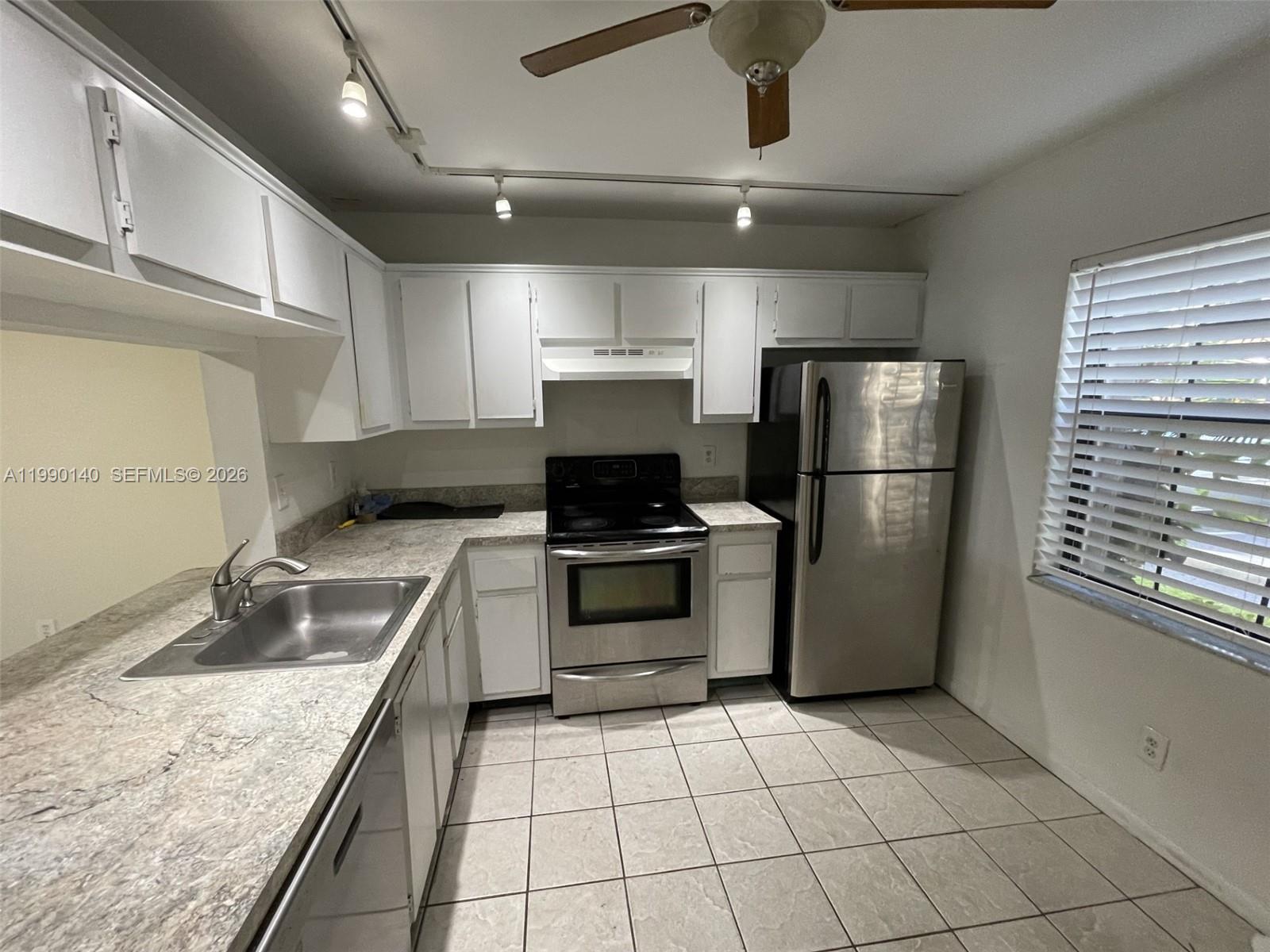 PEMBROKE POINTE SECTION T - Residential Lease