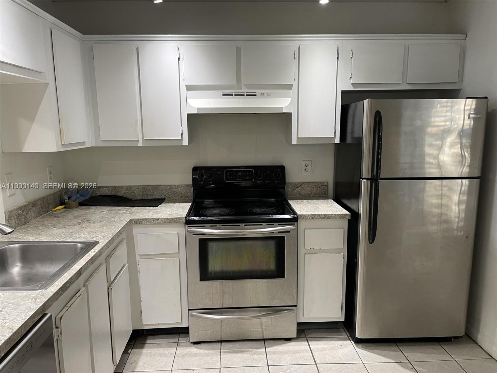 PEMBROKE POINTE SECTION T - Residential Lease