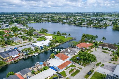 10981 SW 44th St Miami FL 33165