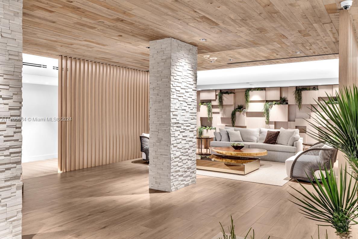 2301 Collins Ave 1202