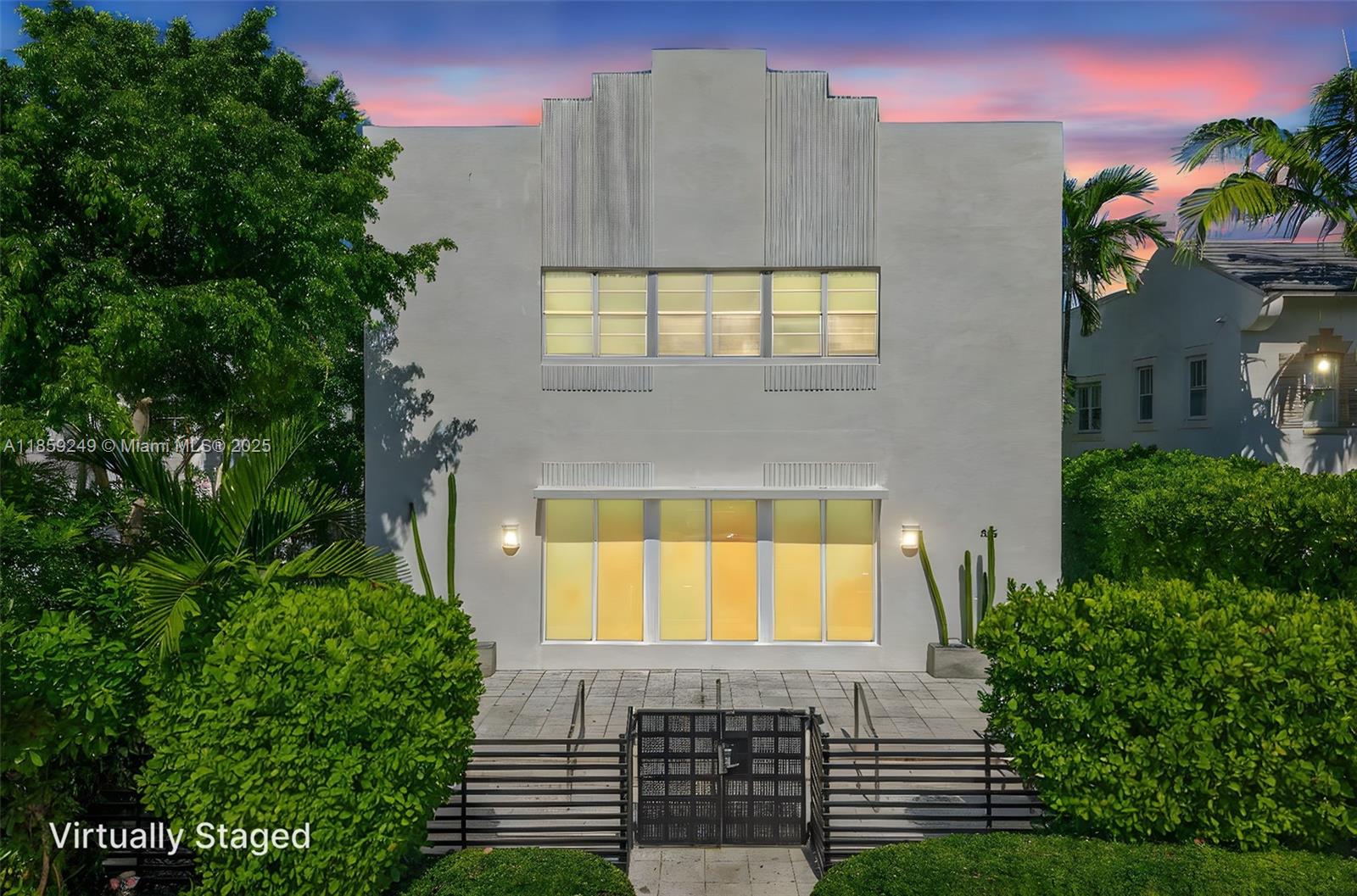 South Beach Corner Gem! Bright 1BD/1BA with 11+ ft ceilings, open layout, impact windows, remodeled kitchen w/granite & s/s appliances, walk-in closet, updated bath, and W/D hookups. Prime location near the beach, dining & shops! **See photos with Floor Plan, also 3DTour Link available**
