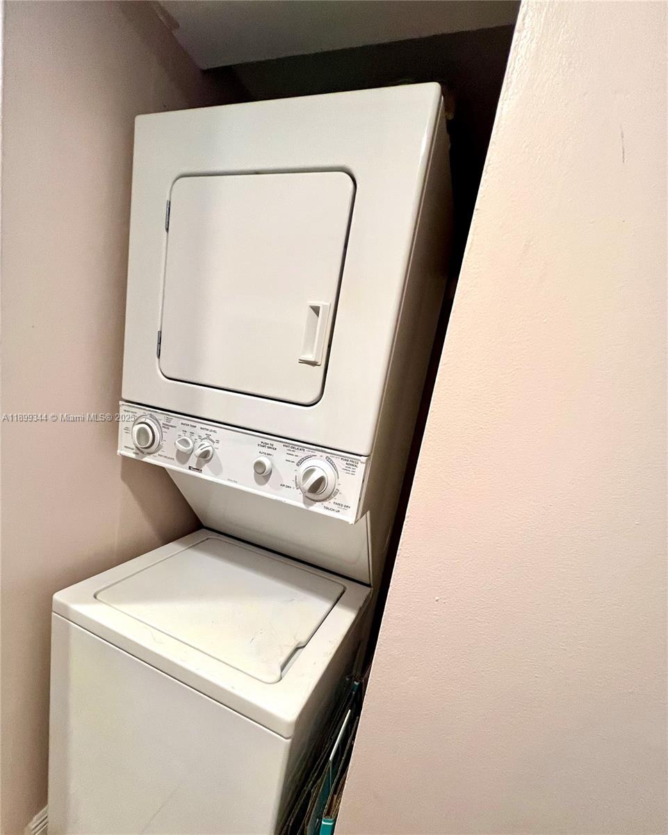 VISTA DEL LAGO I CONDO - Residential Lease