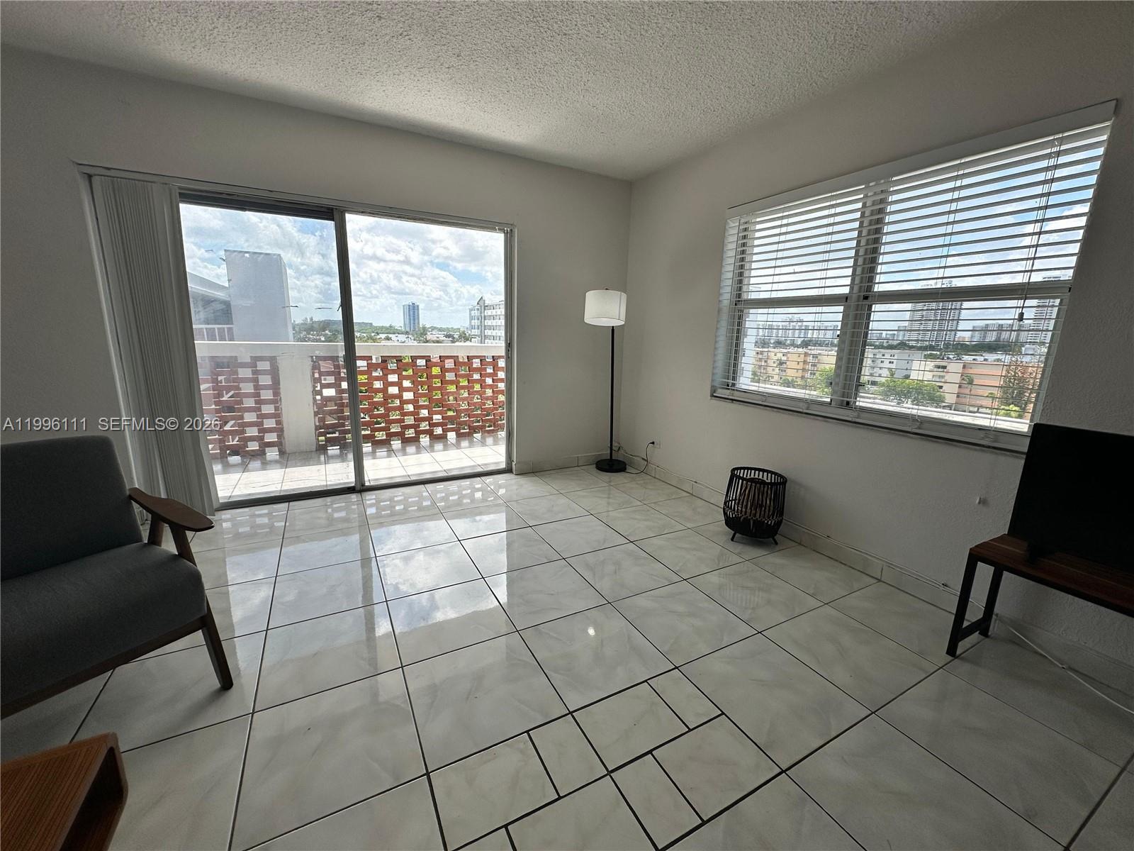 EASTERN SHORES WHITE HOUS - Residential