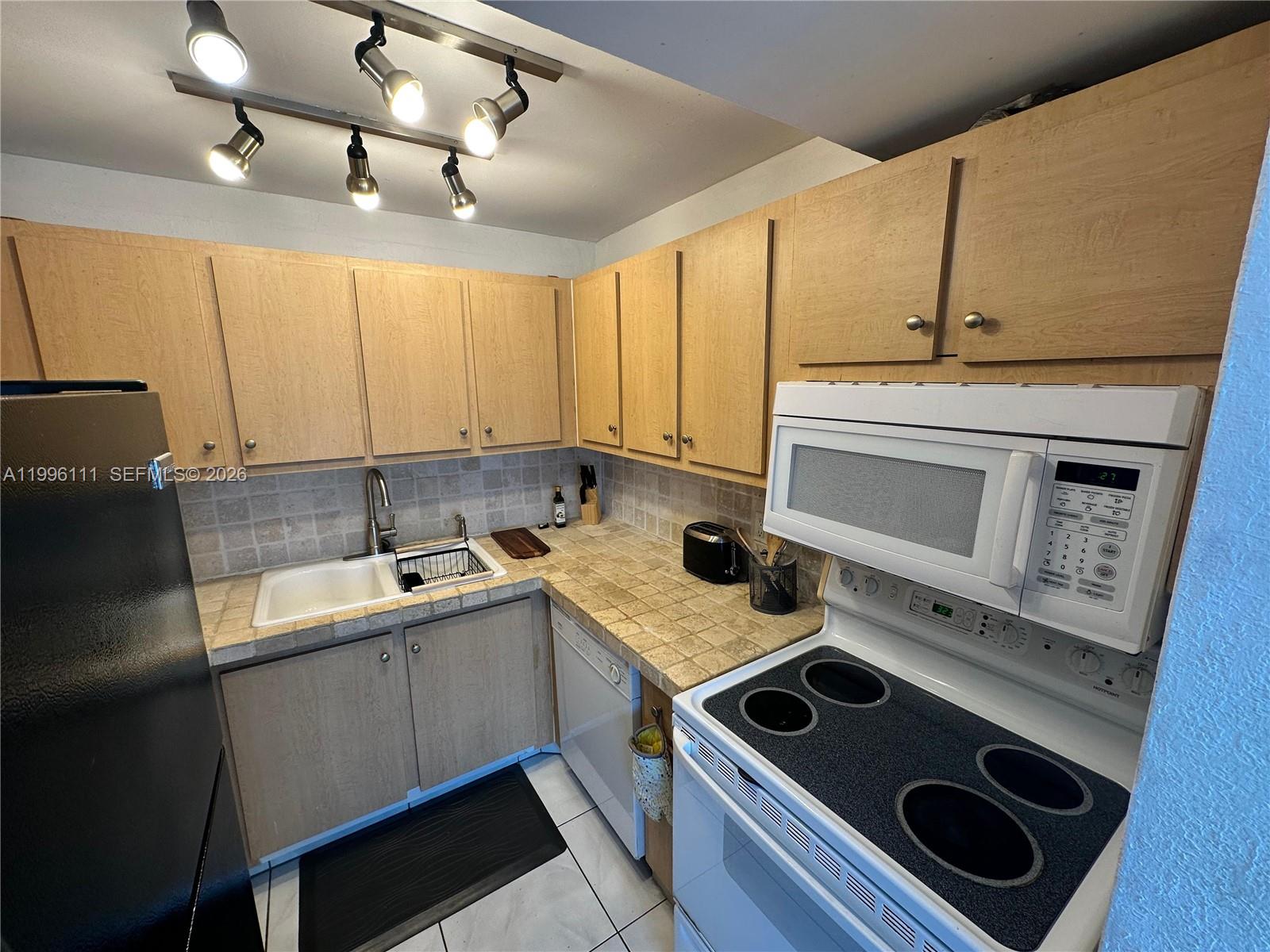 EASTERN SHORES WHITE HOUS - Residential