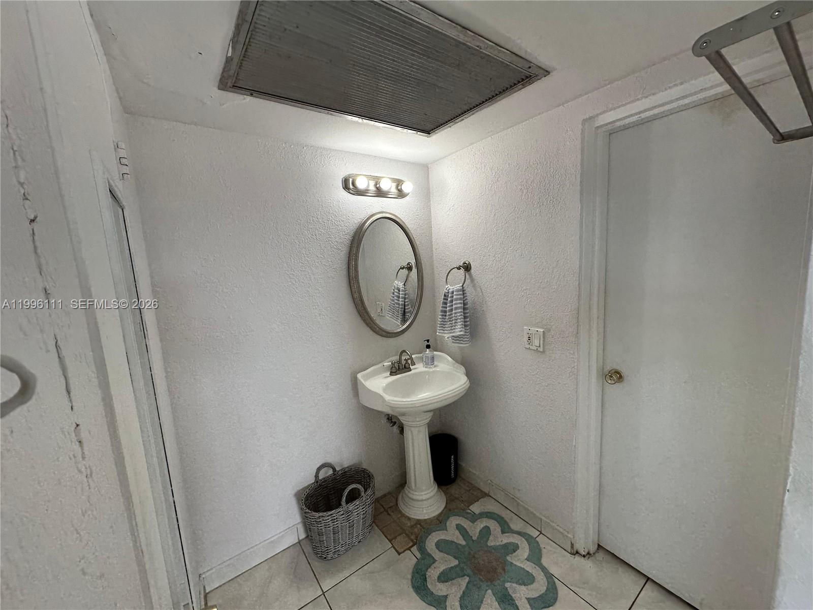 EASTERN SHORES WHITE HOUS - Residential