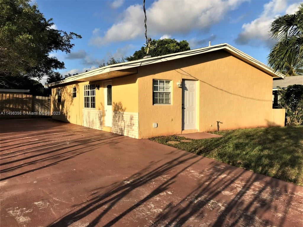Photo of 285 NW 7th Ct, Deerfield Beach, FL 33441 (MLS # A11498398)