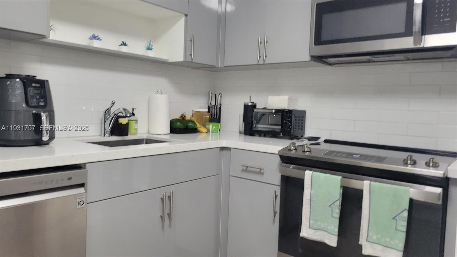 MANORS OF INVERRARY I-4 - Residential Lease