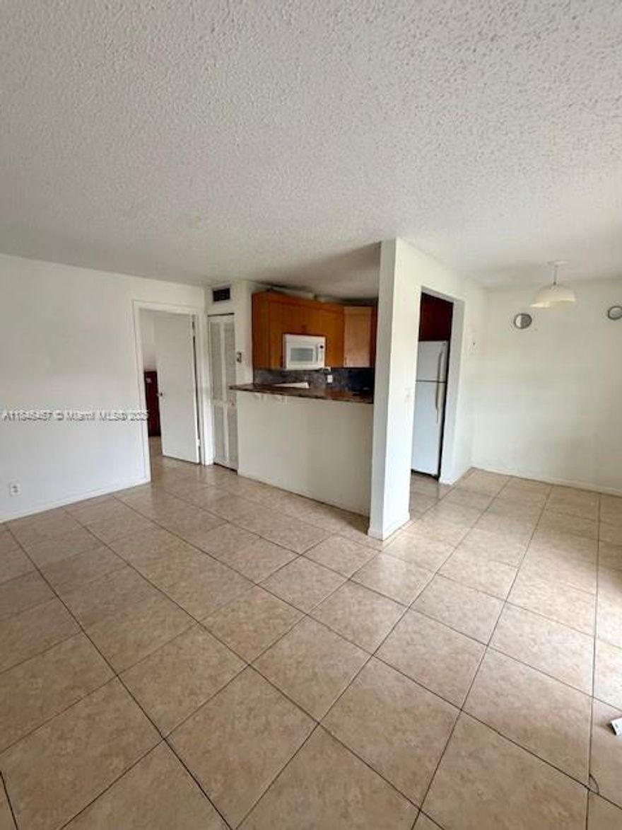 Spacious 1/1 in Courts at Oakland. Close to everything. Fast approval. Call for more info.*MOVE IN WITH JUST FIRST MONTH AND SECURITY DEPOSIT*