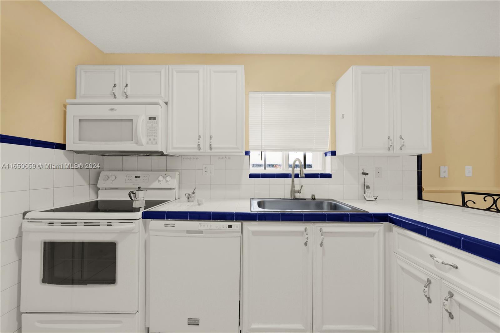Photo 6 of 21 of 18204 SW 153rd Pl house