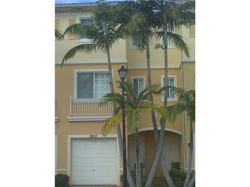 Outstanding 3 story townhouse in Calabria Miramar. Great Floor plan with Master bedroom entire 2nd floor, 2nd & 3rd bath on third floor, Kitchen, dinning and family on 1st floor. Kitchen has granite counter top and stainless steel appliances. 1 car garage . Quick approval time. P