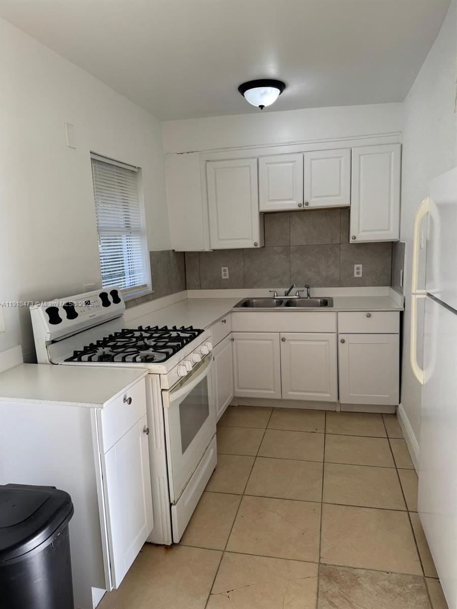 HOLLYWOOD SOUTH SIDE ADD - Residential Lease