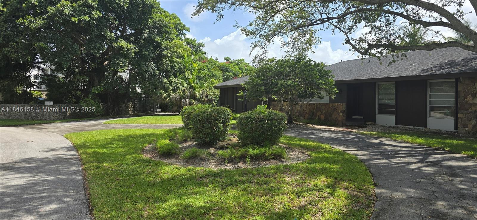 14285 SW 72nd Ct, Palmetto Bay, FL, 33158/$1,200,000 1 14285 SW 72nd Ct