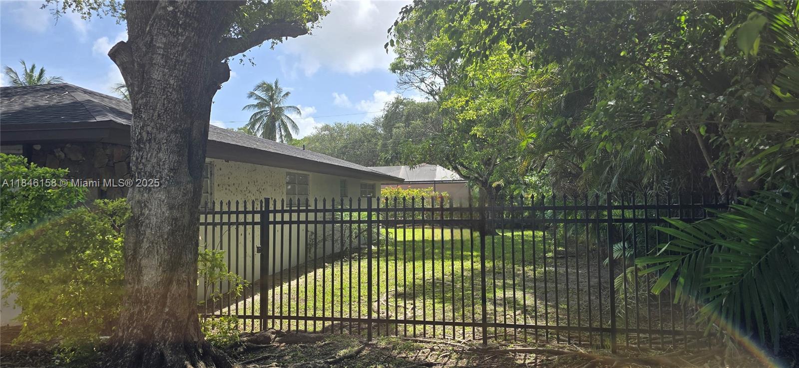 14285 SW 72nd Ct, Palmetto Bay, FL, 33158/$1,200,000 2 14285 SW 72nd Ct